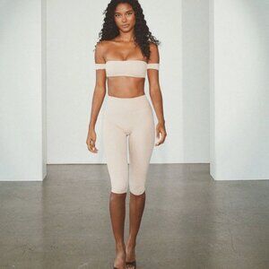 NWT CSB X Form Off Shoulder Bandeau & Invisible Scrunch Capri Leggings SET !